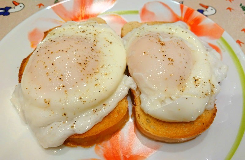 Рецепт яйцо пашот в домашних условиях кастрюле. Пашот. Яйцо пашот. Сковорода для яиц пашот. Пашот на сковороде.